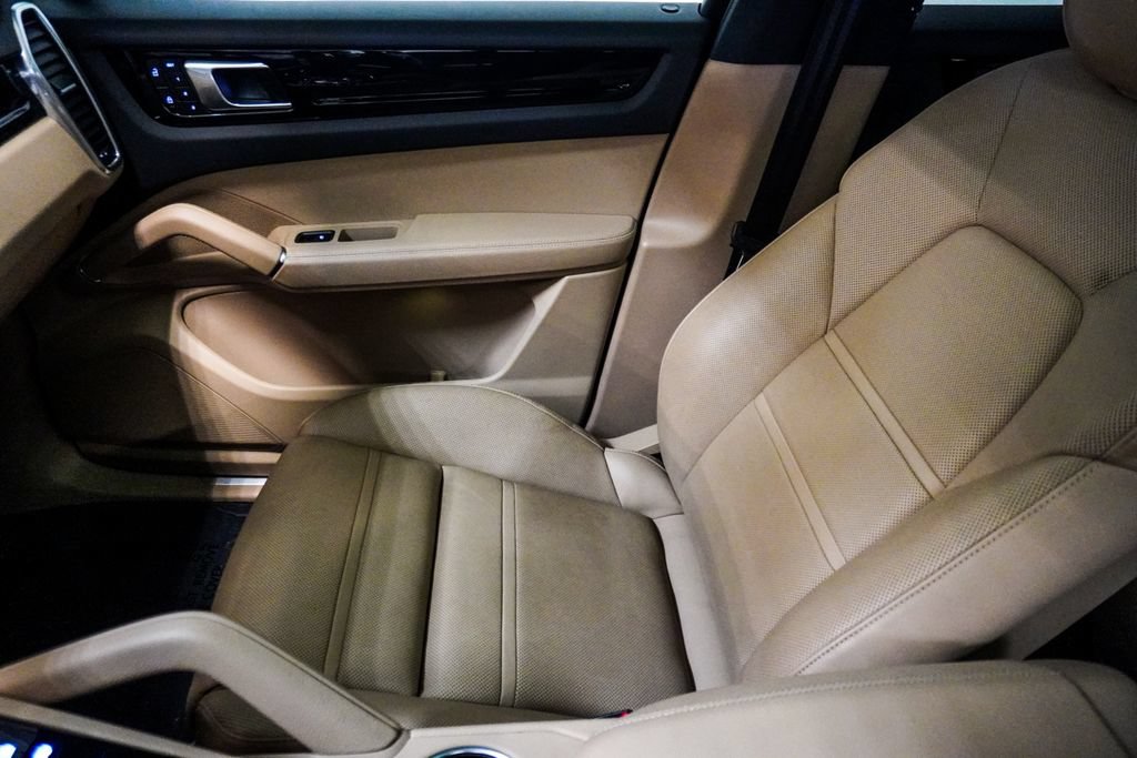 Used 2023 Porsche Cayenne AWD/4WD image 30