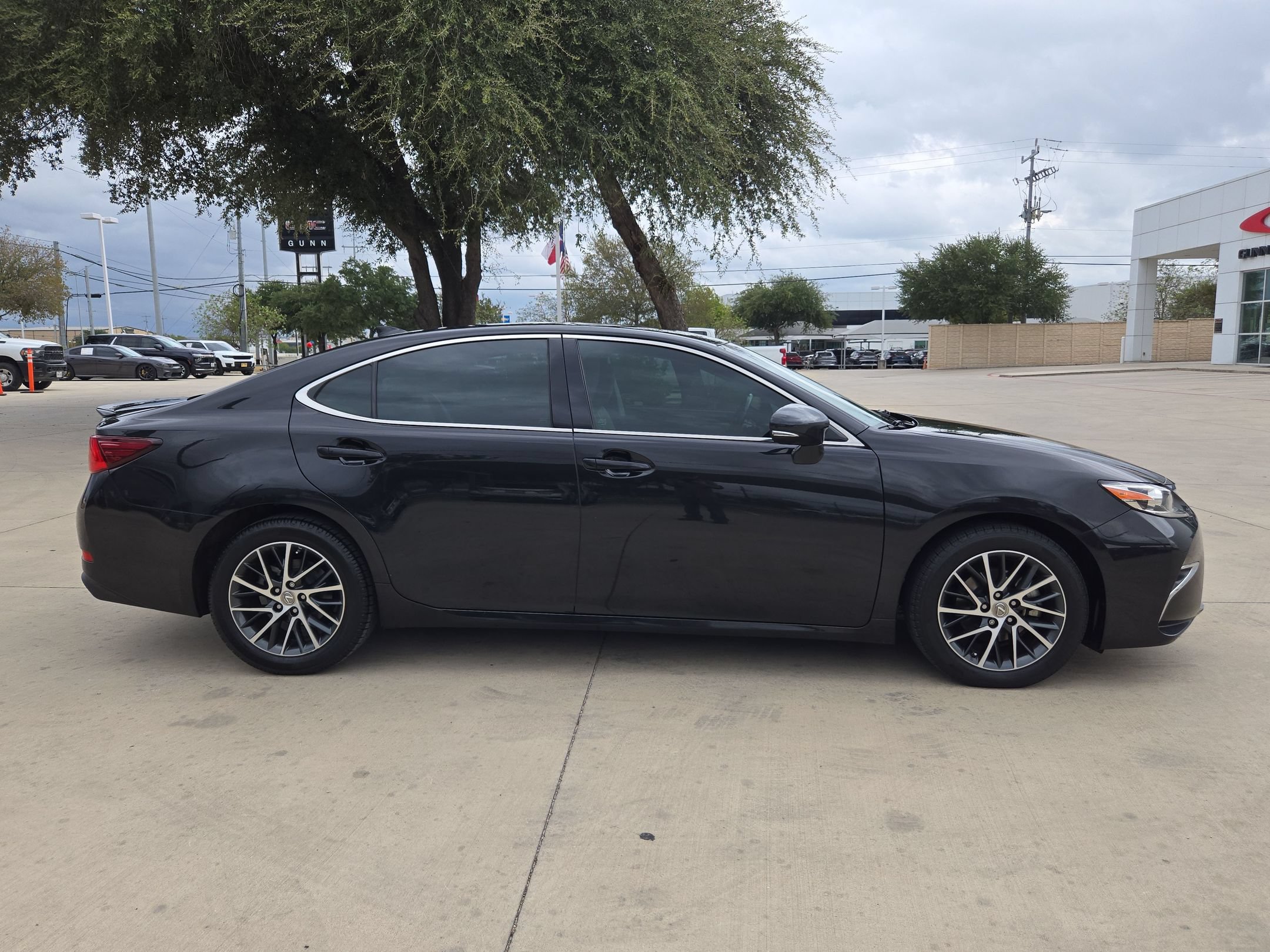 Used 2018 Lexus ES 350 w/ Luxury Package w/Wood Trim FWD image 2