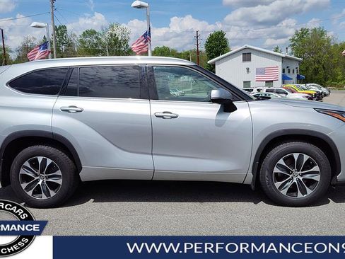 Used 2020 Toyota Highlander XLE image 2
