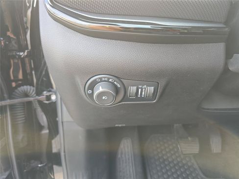 Used 2025 Jeep Compass Trailhawk w/ Trailhawk Elite Group AWD/4WD image 37