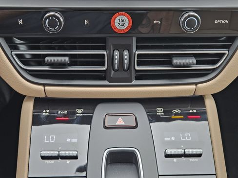 Certified 2026 Porsche Macan AWD/4WD image 19