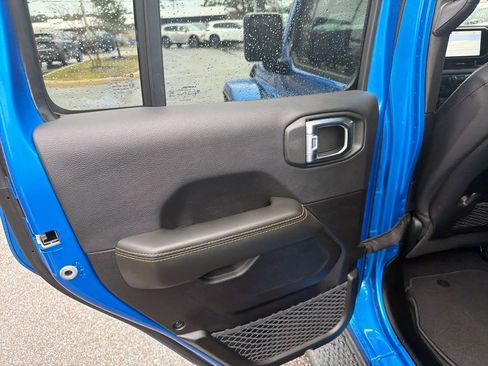 Used 2025 Jeep Gladiator Sport w/ Premium Package image 16