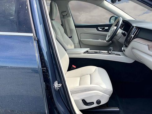 Used 2022 Volvo XC60 B5 Momentum w/ Advanced Package image 29