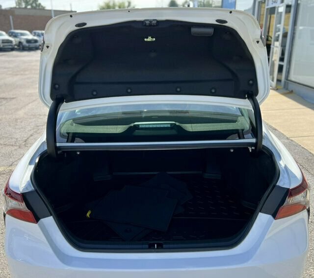 Used 2023 Toyota Camry SE FWD image 9