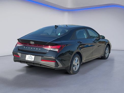New 2026 Hyundai Elantra SE FWD image 3