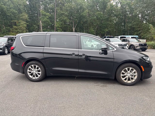 Used 2026 Chrysler Pacifica Limited FWD image 6