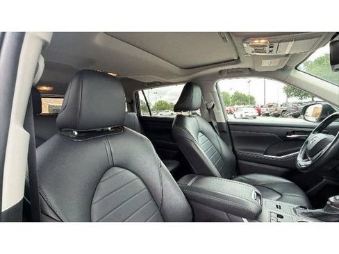Used 2024 Toyota Highlander XLE FWD image 40