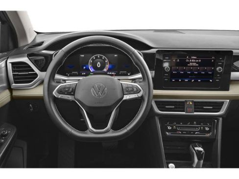 Used 2025 Volkswagen Taos SE w/ Panoramic Sunroof Package FWD image 6