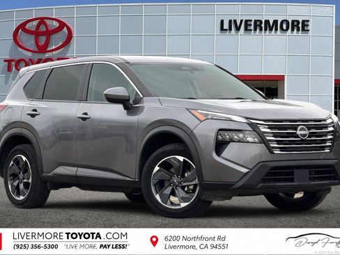 Used 2024 Nissan Rogue SV image 1