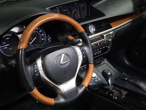 Used 2015 Lexus ES 300h image 9