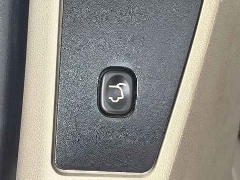 Used 2016 Chrysler Town & Country Touring FWD image 43