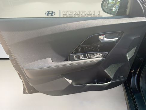 Used 2022 Kia Niro EX FWD image 18