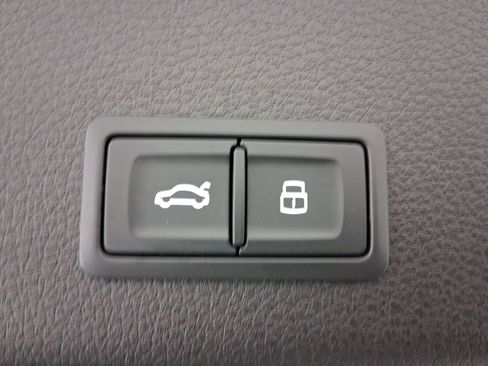 Certified 2024 Audi Q8 e-tron Premium Plus w/ Premium Plus Package image 33