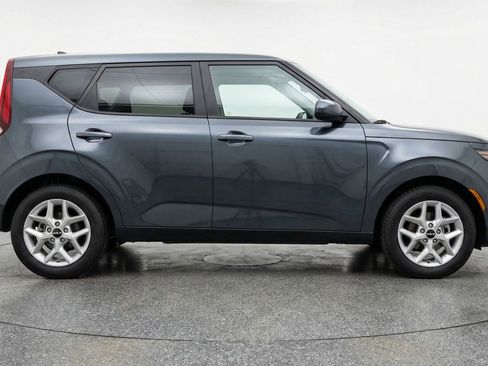 Used 2025 Kia Soul LX w/ LX Technology Package FWD image 11