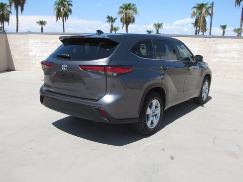 Used 2023 Toyota Highlander LE FWD image 5