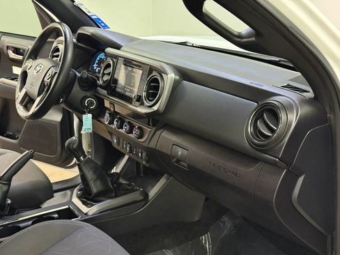 Used 2018 Toyota Tacoma TRD Off-Road w/ Technology Package AWD/4WD image 23