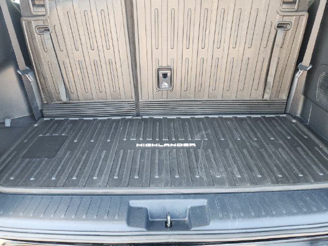 Used 2024 Toyota Highlander LE AWD/4WD image 29