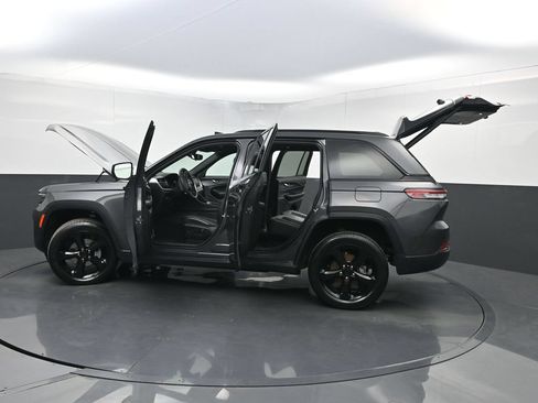 Used 2024 Jeep Grand Cherokee Altitude AWD/4WD image 38