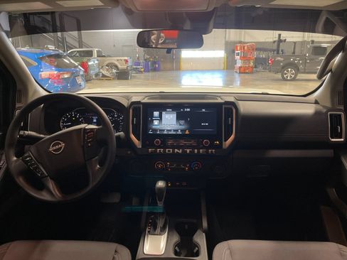 Used 2025 Nissan Frontier SV RWD image 15