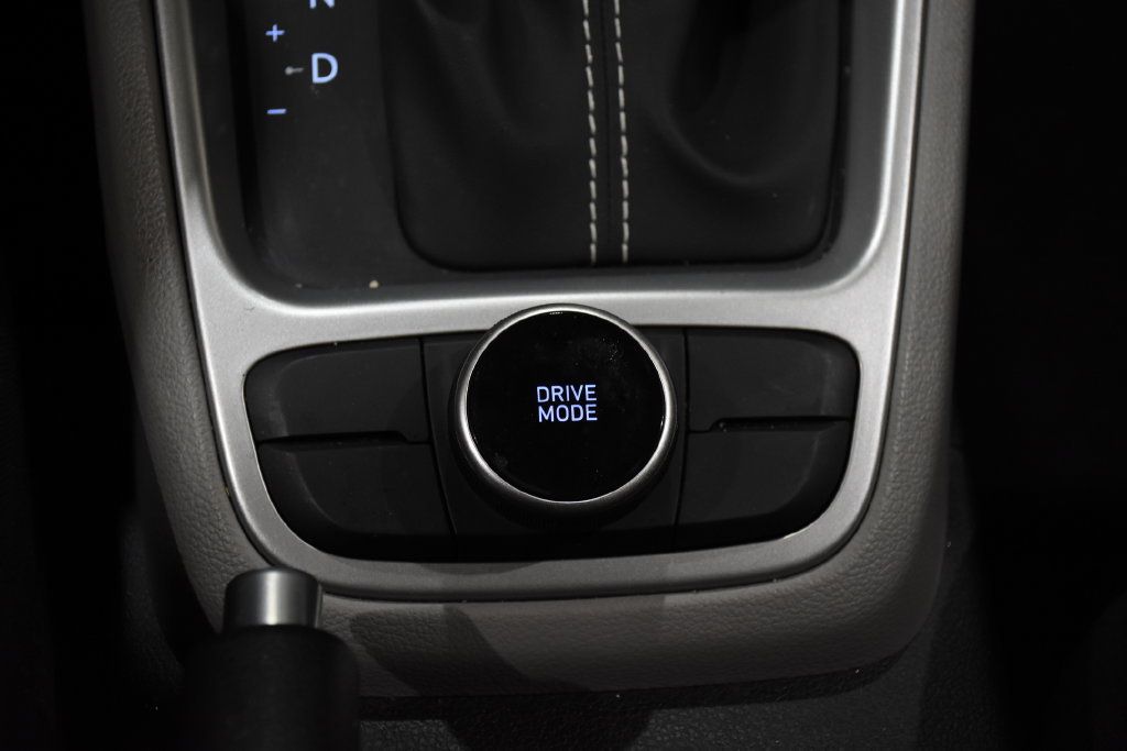Certified 2025 Hyundai Venue SEL FWD image 30