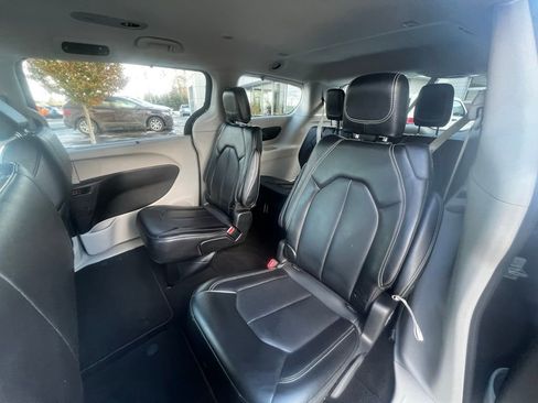 Used 2023 Chrysler Pacifica Touring-L FWD image 18