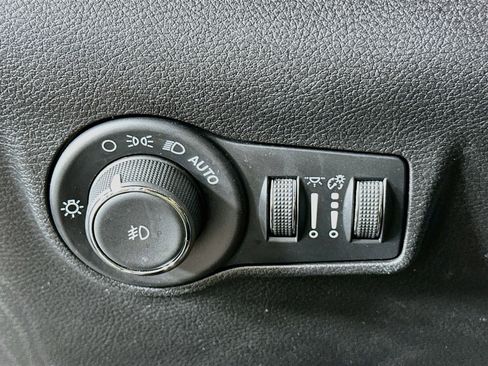Used 2025 Jeep Compass Trailhawk AWD/4WD image 17