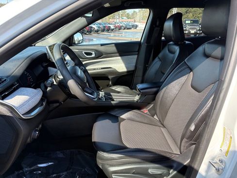 Certified 2024 Jeep Compass Latitude image 10