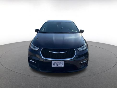 Used 2023 Chrysler Pacifica Touring-L image 4