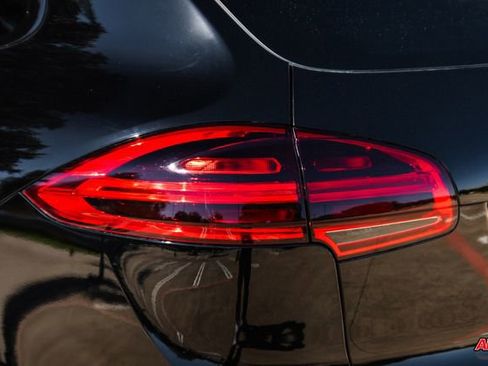 Used 2018 Porsche Cayenne Platinum Edition image 43