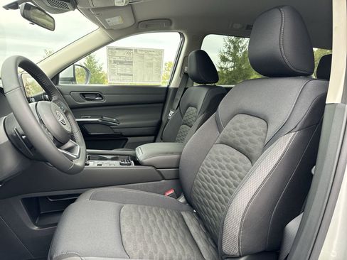 New 2025 Nissan Pathfinder SV w/ Black Appearance Package image 18