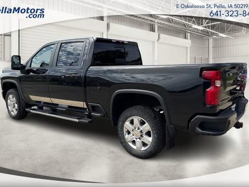 Used 2022 Chevrolet Silverado 2500 LT w/ Midnight Edition AWD/4WD image 5