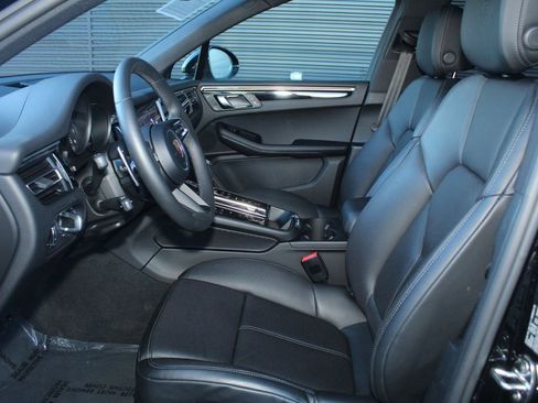 Certified 2025 Porsche Macan image 5
