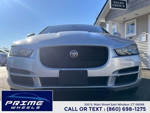 Used 2017 Jaguar XE Premium image 2