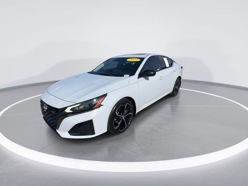 Used 2023 Nissan Altima 2.5 SR w/ SR Premium Package FWD image 4