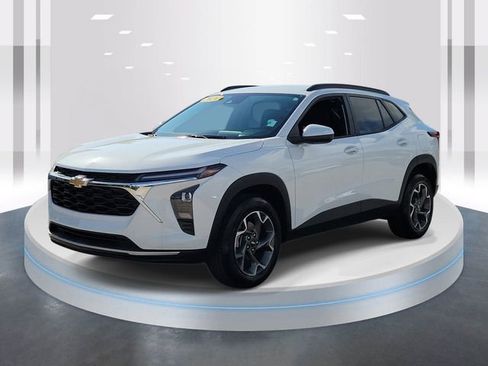 Used 2024 Chevrolet Trax LT w/ Driver Confidence Package FWD image 3