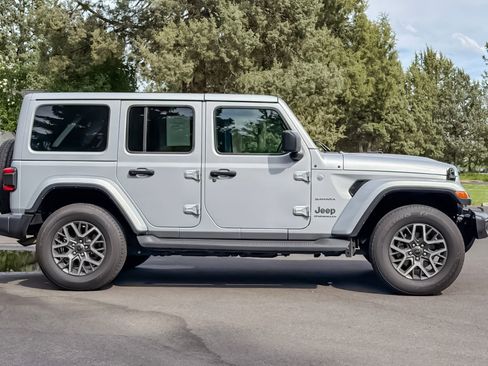 Used 2024 Jeep Wrangler Unlimited Sahara AWD/4WD image 3