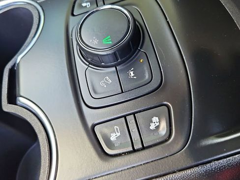 Used 2024 GMC Terrain SLE w/ Driver Convenience Package FWD image 22