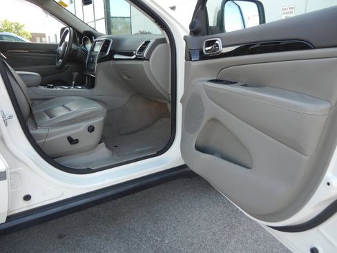 Used 2011 Jeep Grand Cherokee Laredo AWD/4WD image 36