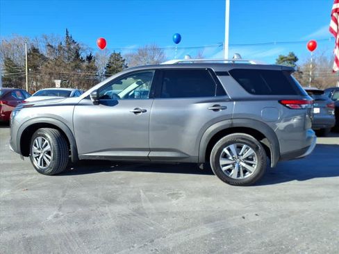 Certified 2024 Nissan Pathfinder SL w/ Black Appearance Package image 8