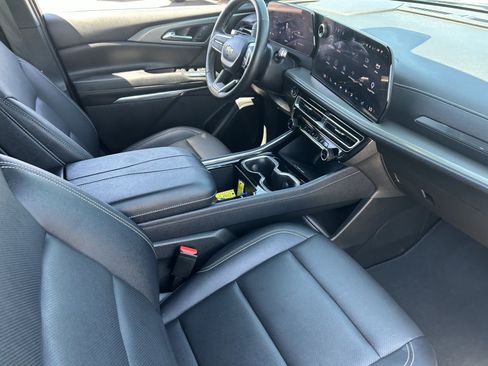 Certified 2025 Chevrolet Traverse LT FWD image 13