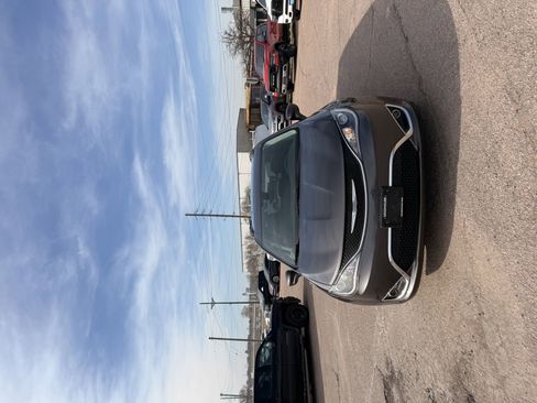 Used 2017 Chrysler Pacifica Touring-L w/ Tire & Wheel Group image 4