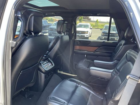 Used 2019 Lincoln Navigator Select AWD/4WD image 11