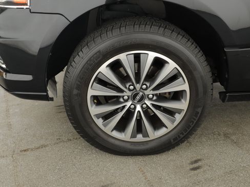 Used 2017 Lincoln Navigator Select image 5