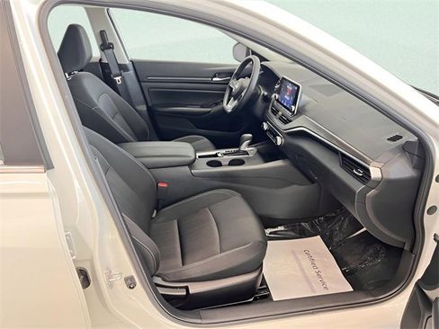 Used 2025 Nissan Altima 2.5 SV image 8