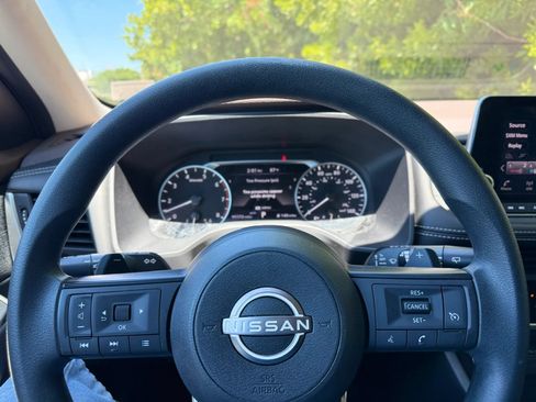 Used 2023 Nissan Rogue S AWD/4WD image 33