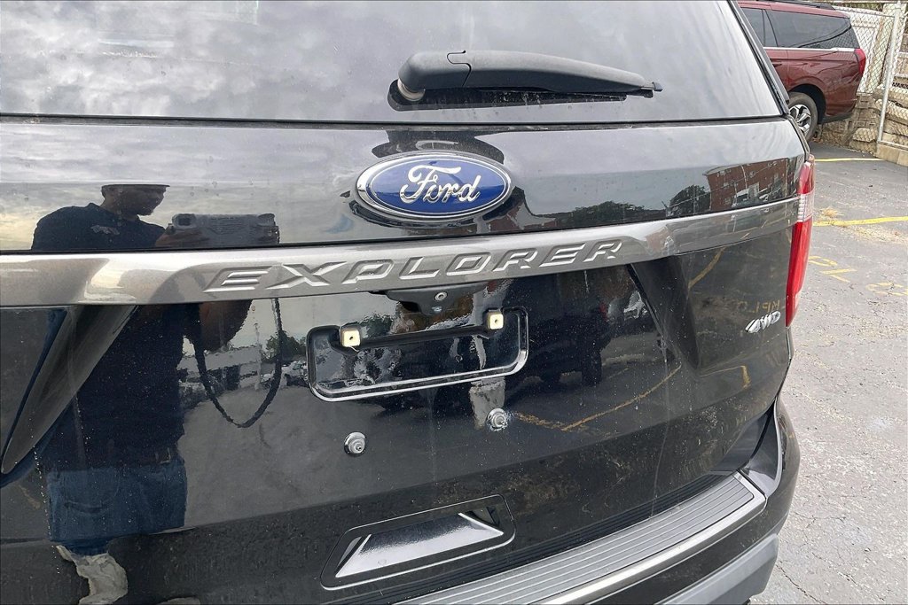 Used 2018 Ford Explorer XLT w/ Equipment Group 202A AWD/4WD image 32