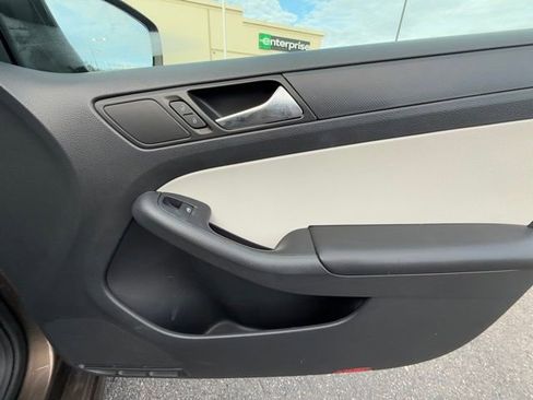 Used 2015 Volkswagen Jetta S image 40