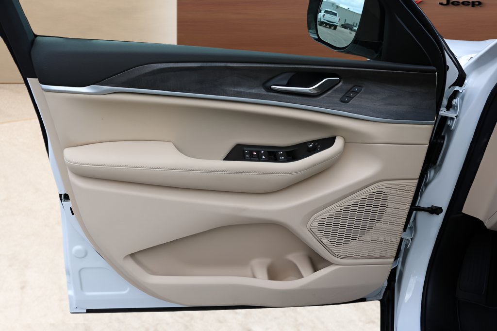 New 2026 Jeep Grand Cherokee Limited RWD image 10