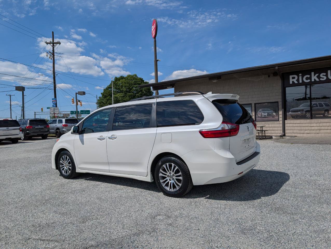 Used 2020 Toyota Sienna XLE w/ XLE Navigation Package FWD image 9