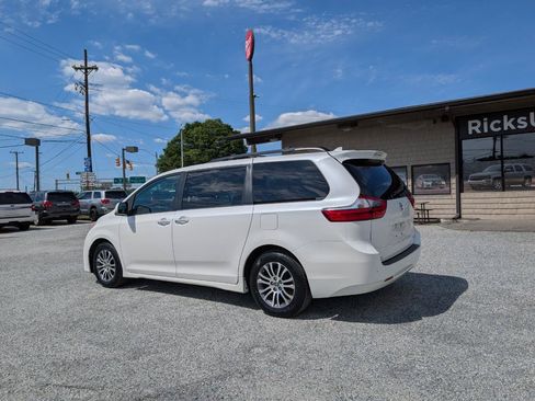 Used 2020 Toyota Sienna XLE w/ XLE Navigation Package FWD image 9